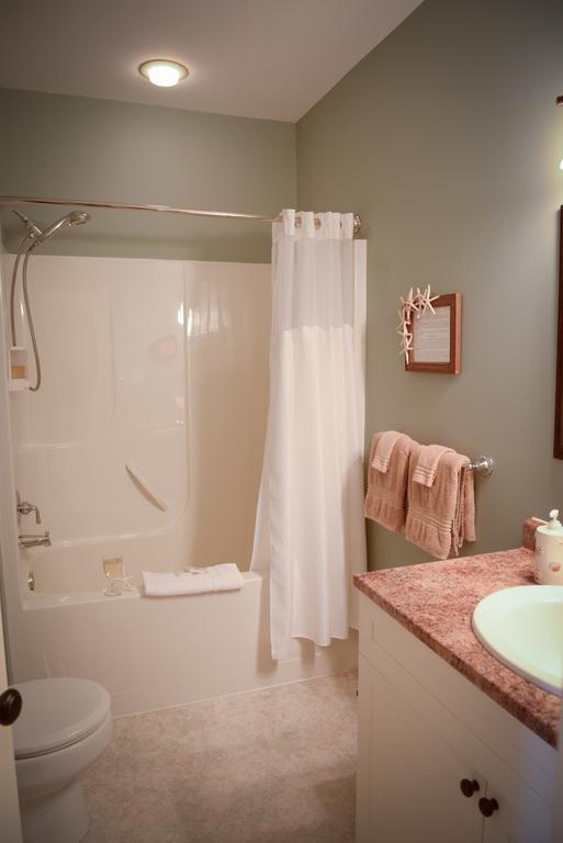 Ocean Mist Guesthouse Ucluelet Phòng bức ảnh